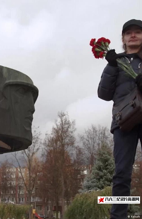 拆除过去:推倒苏联塑像 Demolishing the Past:Toppling Soviet Statues的海报