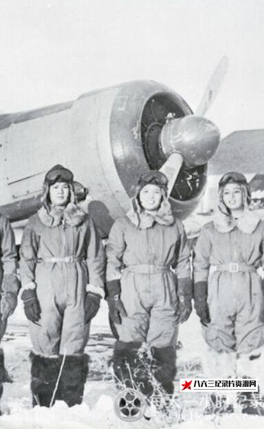 新中国首批女飞行员 新中国首批女飞行员的海报